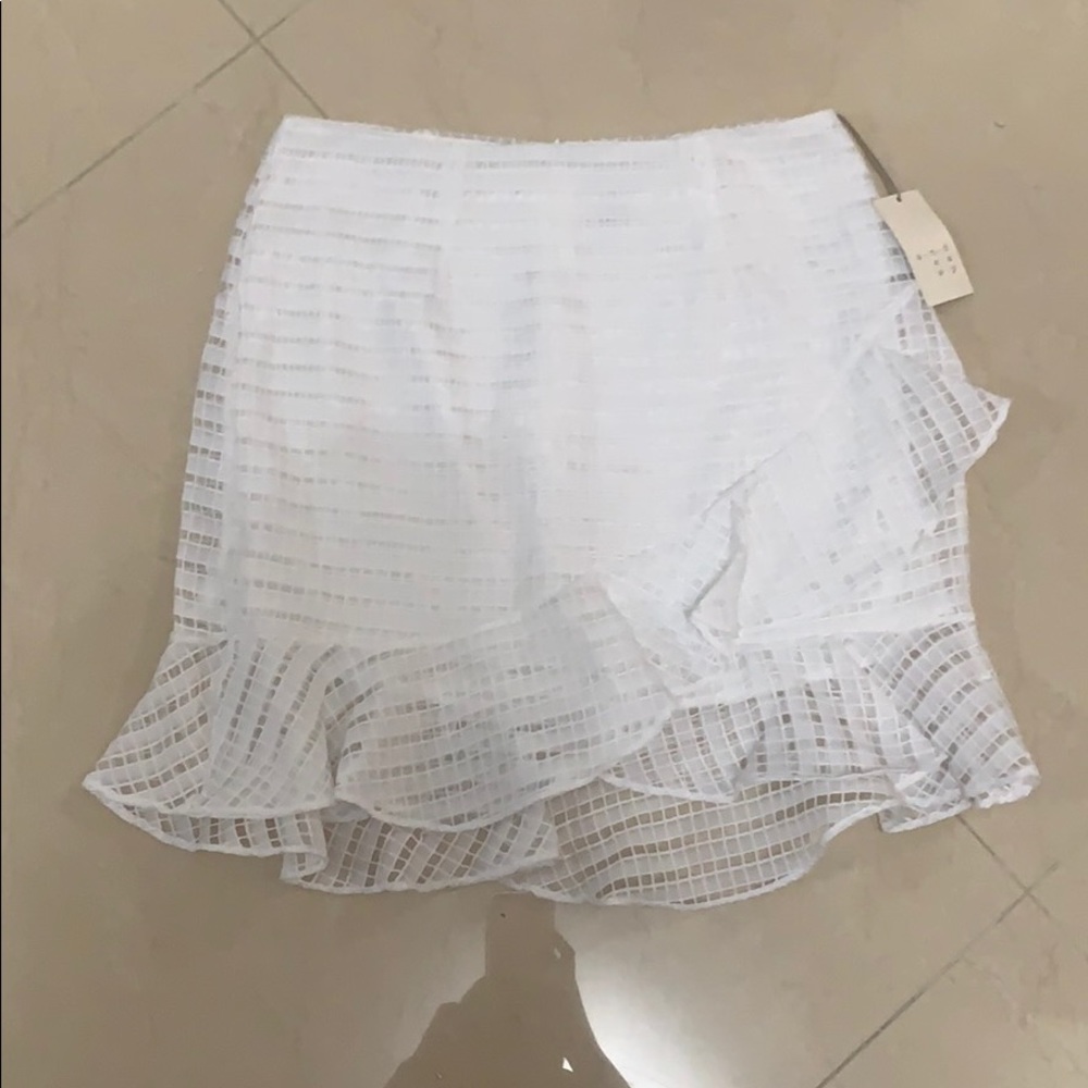 Adorable white ruffles skirt!
